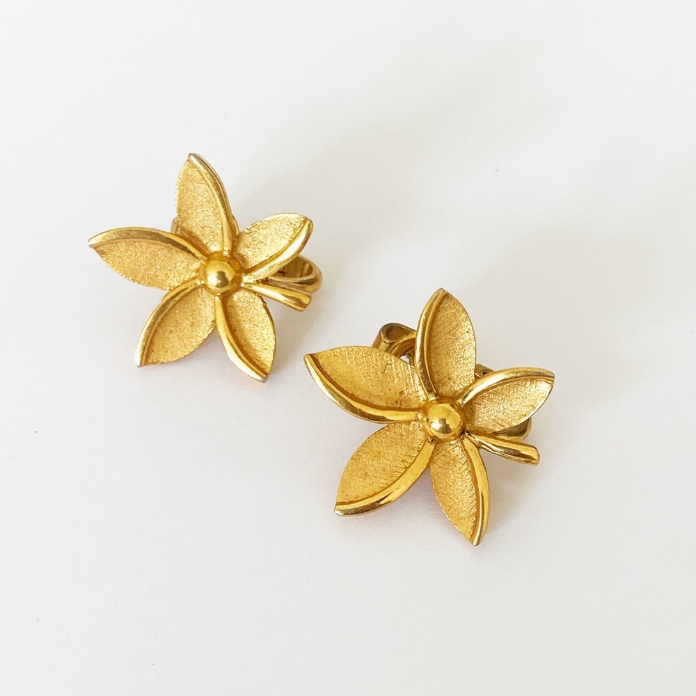 Vintage crown Trifari gold tone flower clip earrings